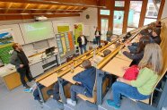 Personen sitzen in einem Lehrsaal
