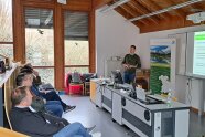 Personen sitzen in einem Lehrsaal