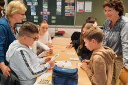 Personen stehen um einen Tisch