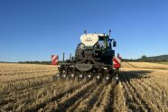 Traktor mit Sämaschine auf Feld 