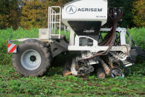 Landwirtschaftliches Gerät auf Acker